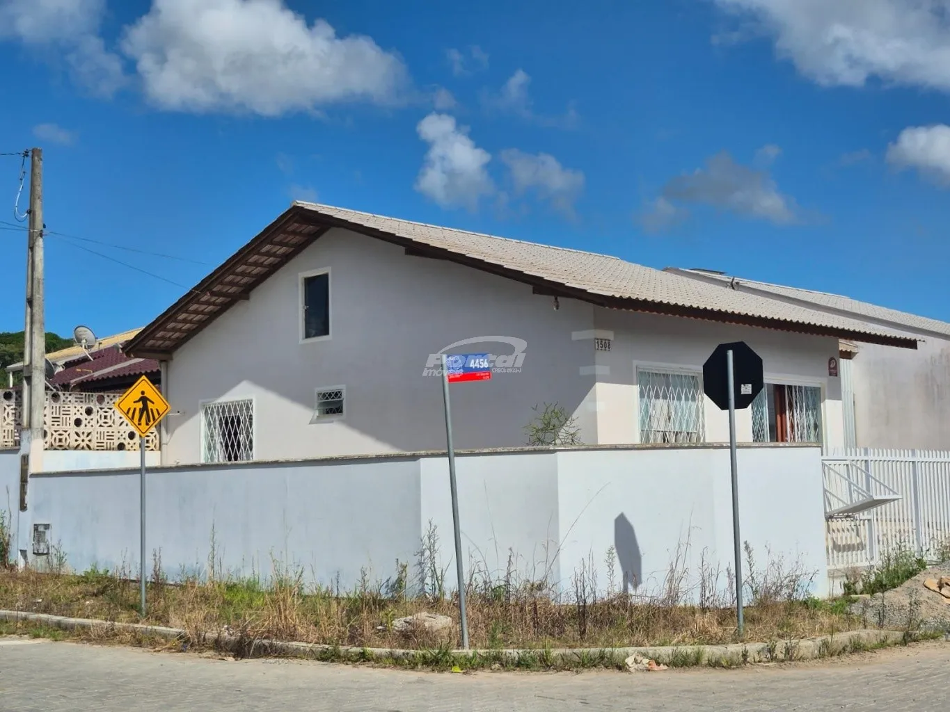 Casa de esquina com espaço e 2 dormitórios sendo 1 suíte no Itacolomi, em Balneário Piçarras, — foto 2