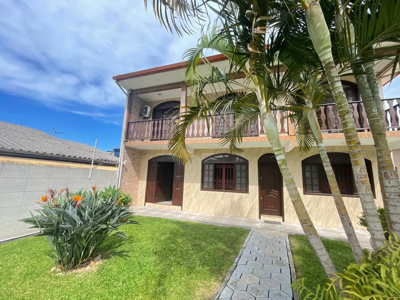 Casa à venda com 3 quartos, sendo 1 suíte, 2 vagas, 246m² na Rua Pedro Alves no Bela Vista, São José