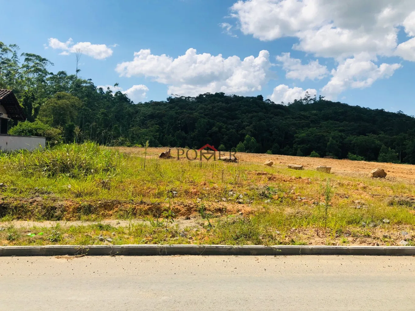 Excelente terreno na cidade de Pomerode no Bairro Testo Central, com 450,00m, de forma triangular, fazendo Frente em 37,53m, pelo lado Direito em 24,11m e pelo lado Esquerdo 46,64m. - foto 1