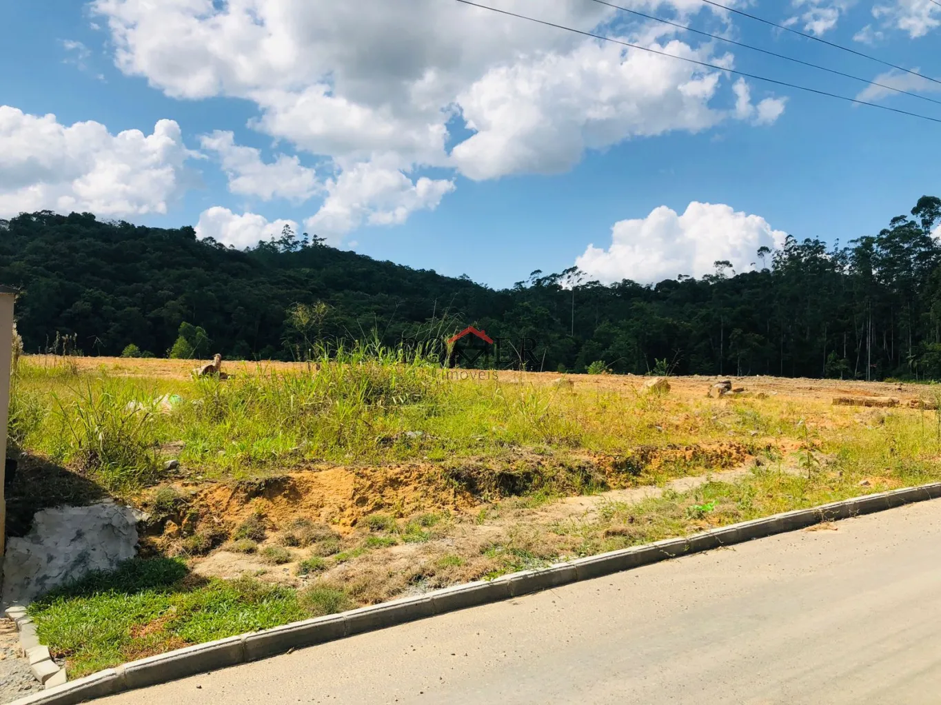 Excelente terreno na cidade de Pomerode no Bairro Testo Central, com 450,00m, de forma triangular, fazendo Frente em 37,53m, pelo lado Direito em 24,11m e pelo lado Esquerdo 46,64m. — foto 7