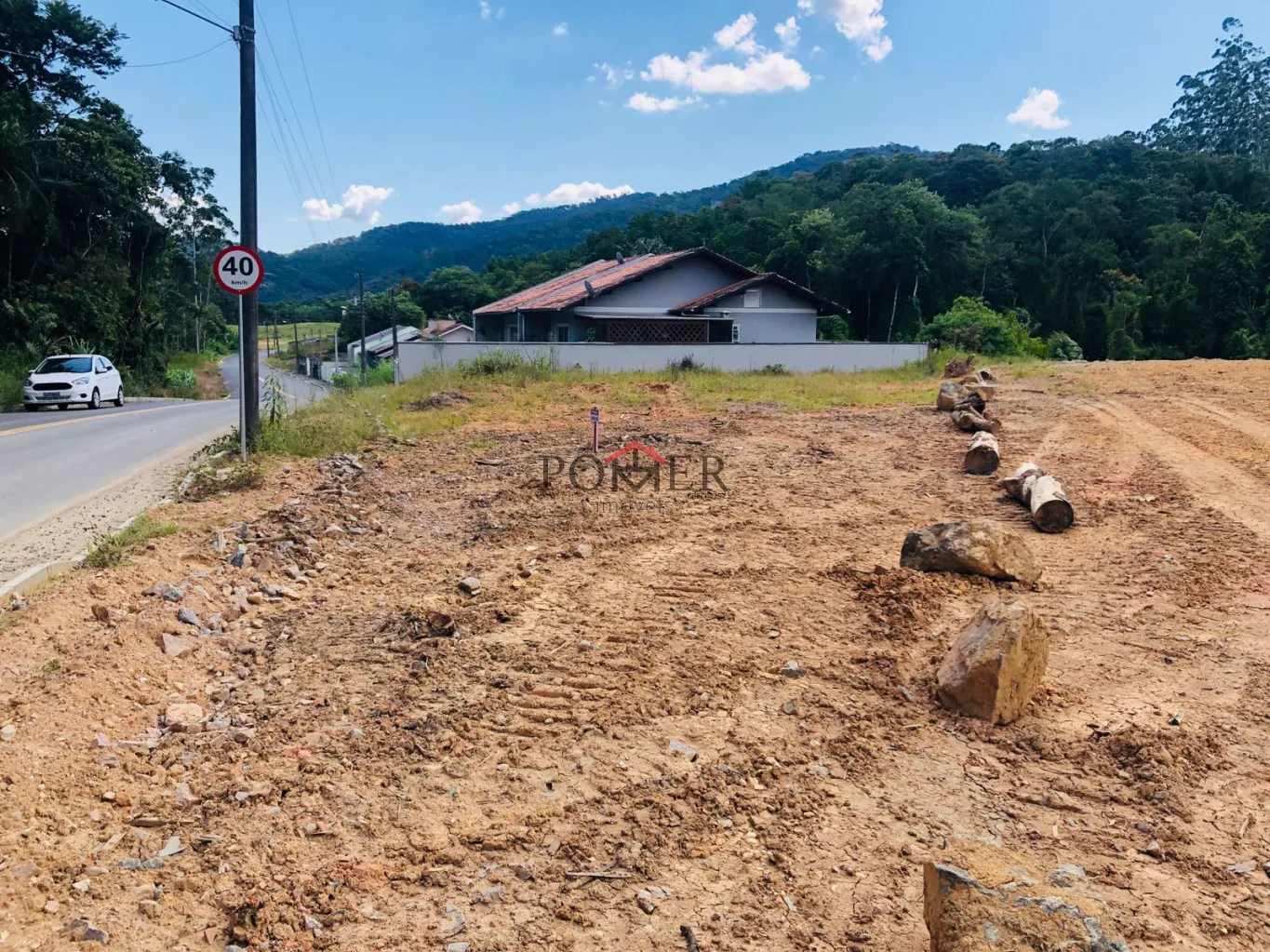 Excelente terreno na cidade de Pomerode no Bairro Testo Central, com 450,00m, de forma triangular, fazendo Frente em 37,53m, pelo lado Direito em 24,11m e pelo lado Esquerdo 46,64m. — foto 3