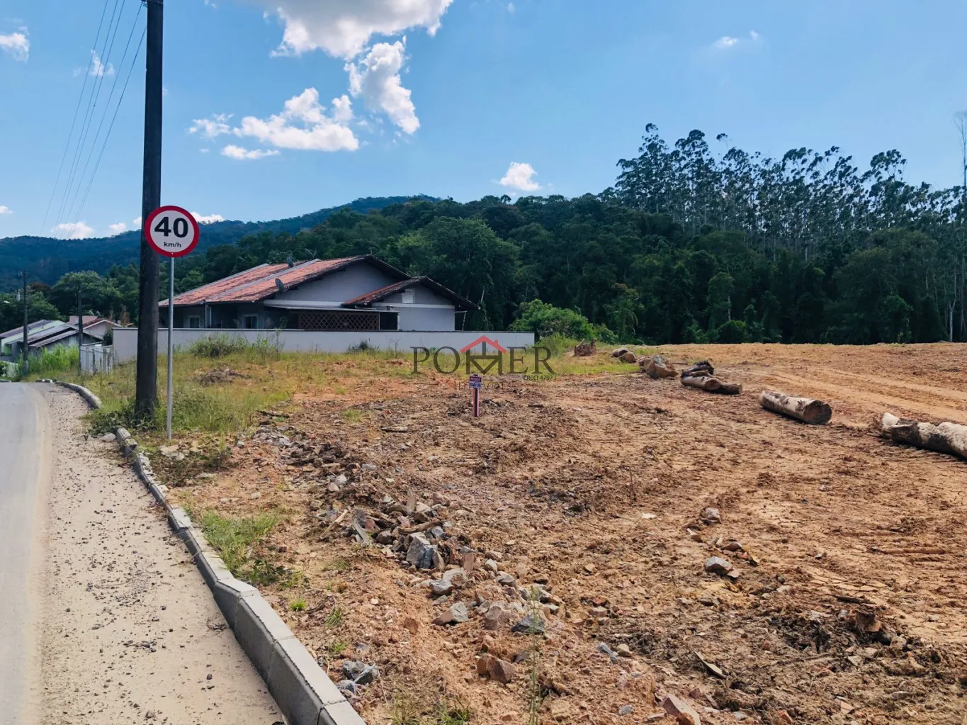 Excelente terreno na cidade de Pomerode no Bairro Testo Central, com 450,00m, de forma triangular, fazendo Frente em 37,53m, pelo lado Direito em 24,11m e pelo lado Esquerdo 46,64m. — foto 2