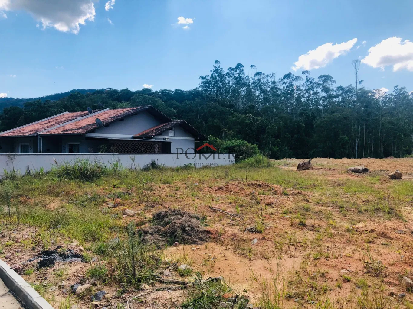 Excelente terreno na cidade de Pomerode no Bairro Testo Central, com 450,00m, de forma triangular, fazendo Frente em 37,53m, pelo lado Direito em 24,11m e pelo lado Esquerdo 46,64m. — foto 4