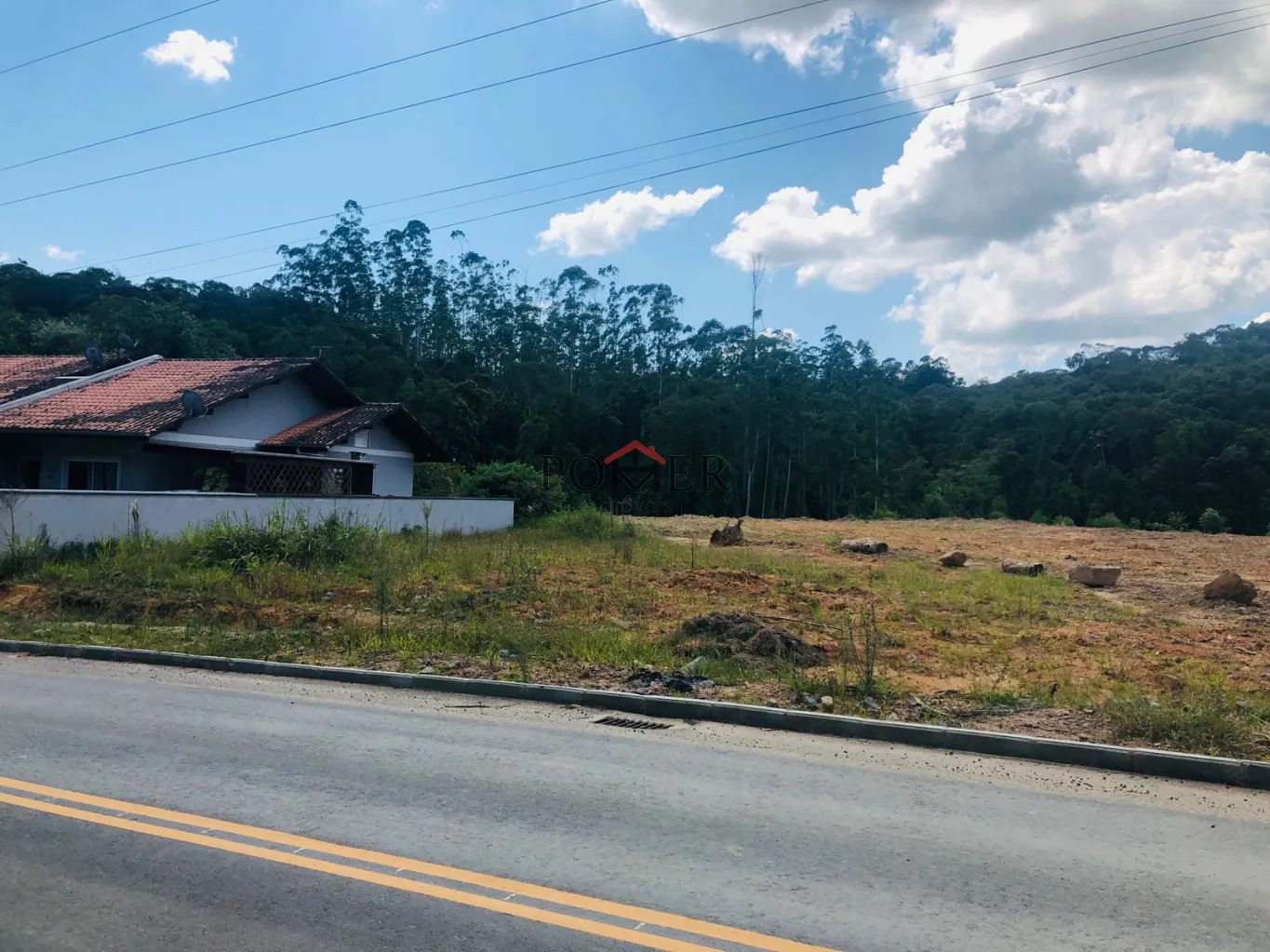 Excelente terreno na cidade de Pomerode no Bairro Testo Central, com 450,00m, de forma triangular, fazendo Frente em 37,53m, pelo lado Direito em 24,11m e pelo lado Esquerdo 46,64m. — foto 5