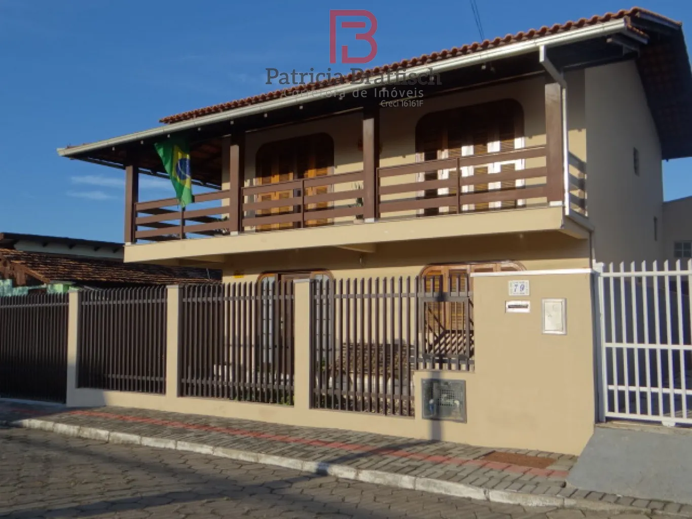 Casa com 04 dormitórios, área de festas e duas vagas de garagem. Amplos cômodos. - foto 1