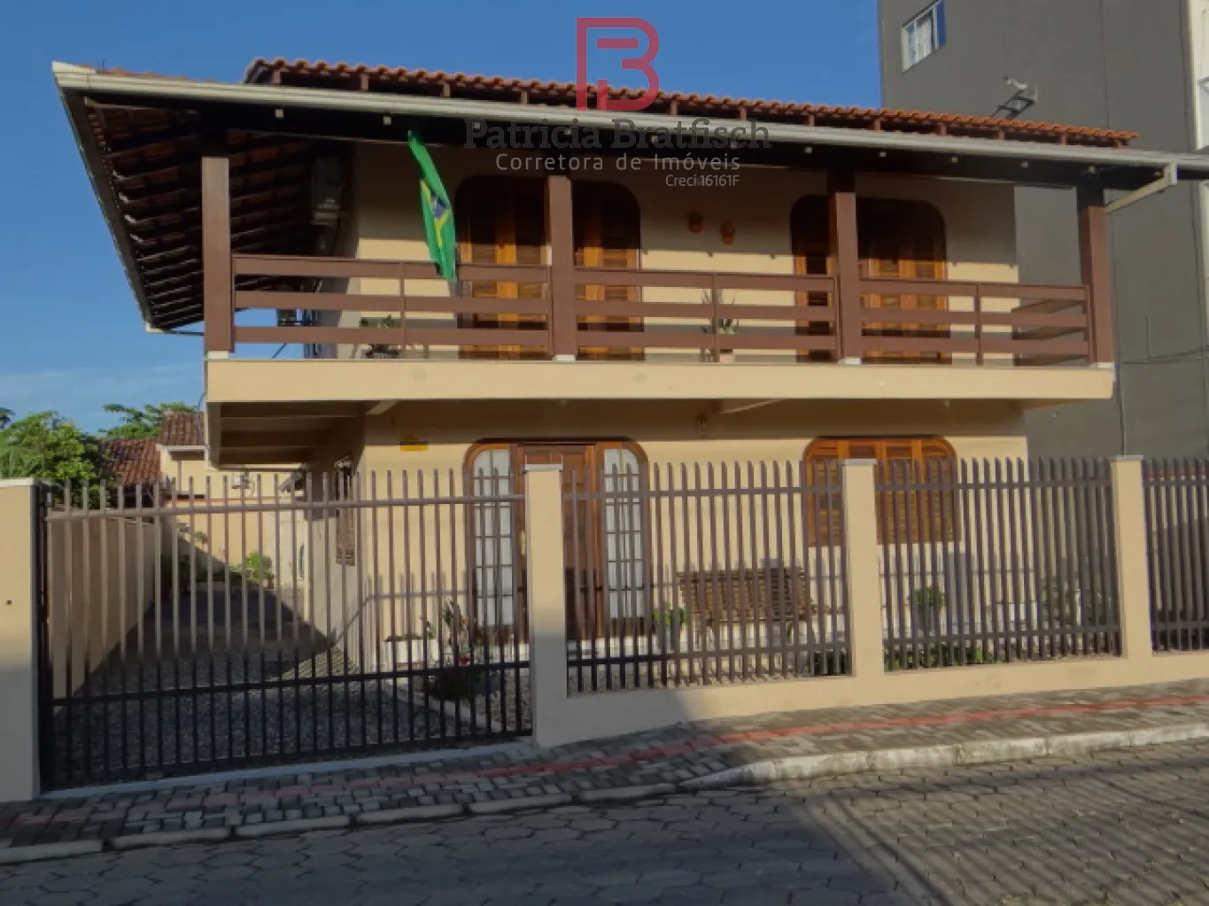Casa com 04 dormitórios, área de festas e duas vagas de garagem. Amplos cômodos. — foto 2