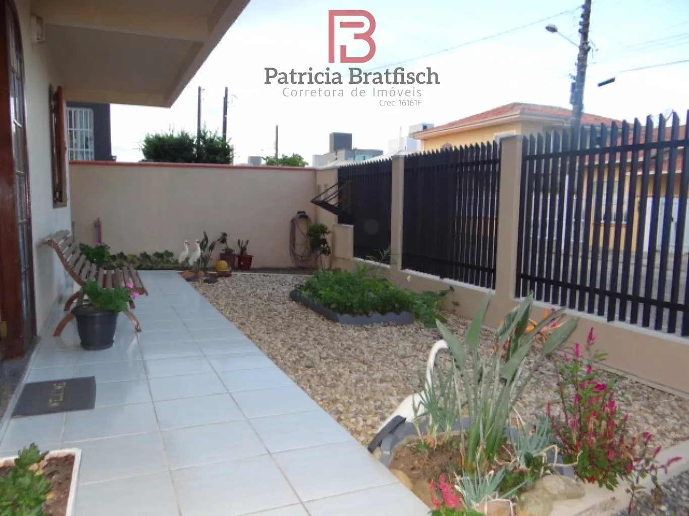 Casa com 04 dormitórios, área de festas e duas vagas de garagem. Amplos cômodos. — foto 3