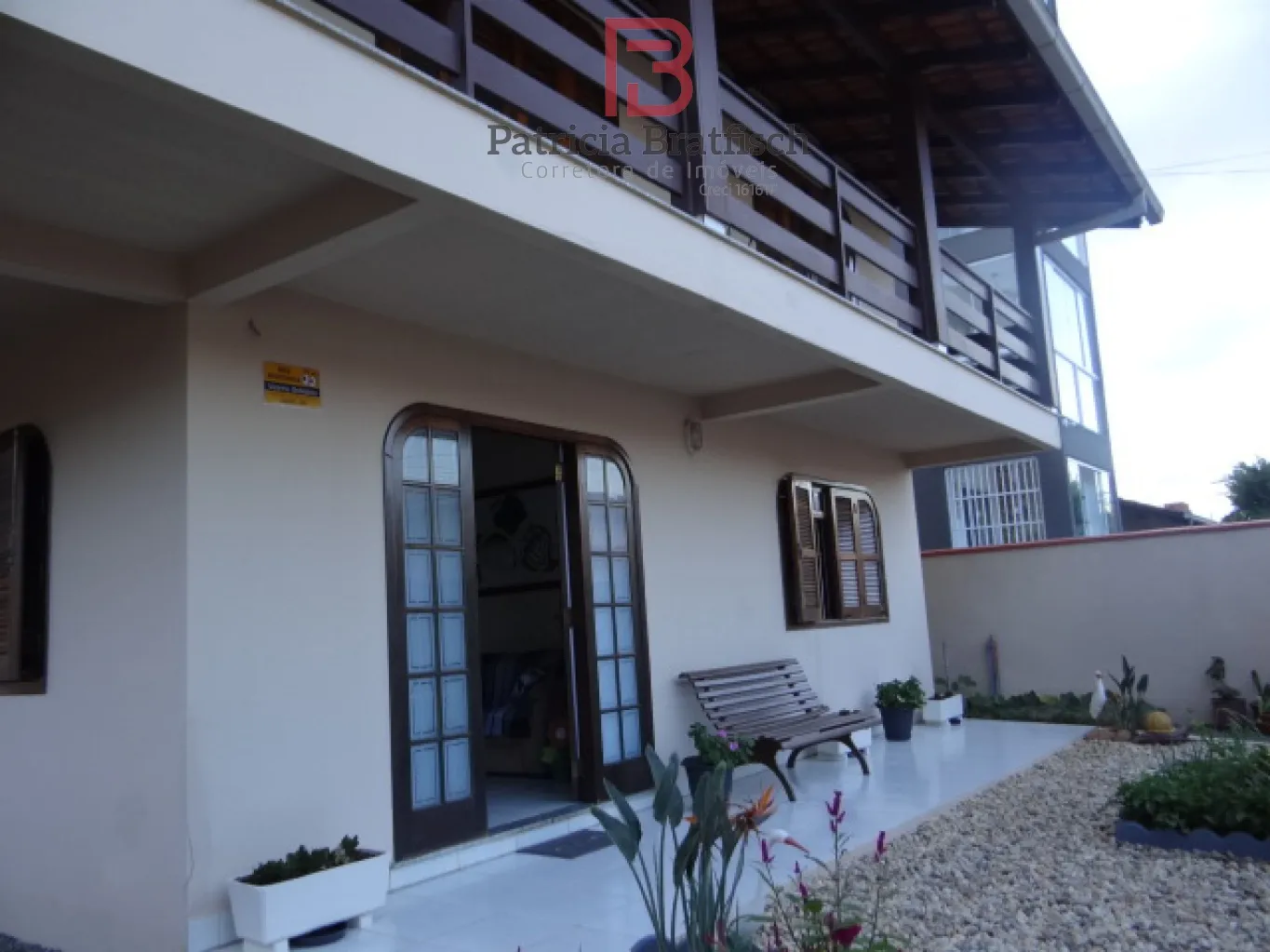 Casa com 04 dormitórios, área de festas e duas vagas de garagem. Amplos cômodos. — foto 4