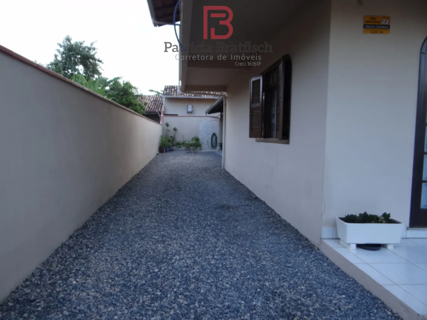 Casa com 04 dormitórios, área de festas e duas vagas de garagem. Amplos cômodos. — foto 5