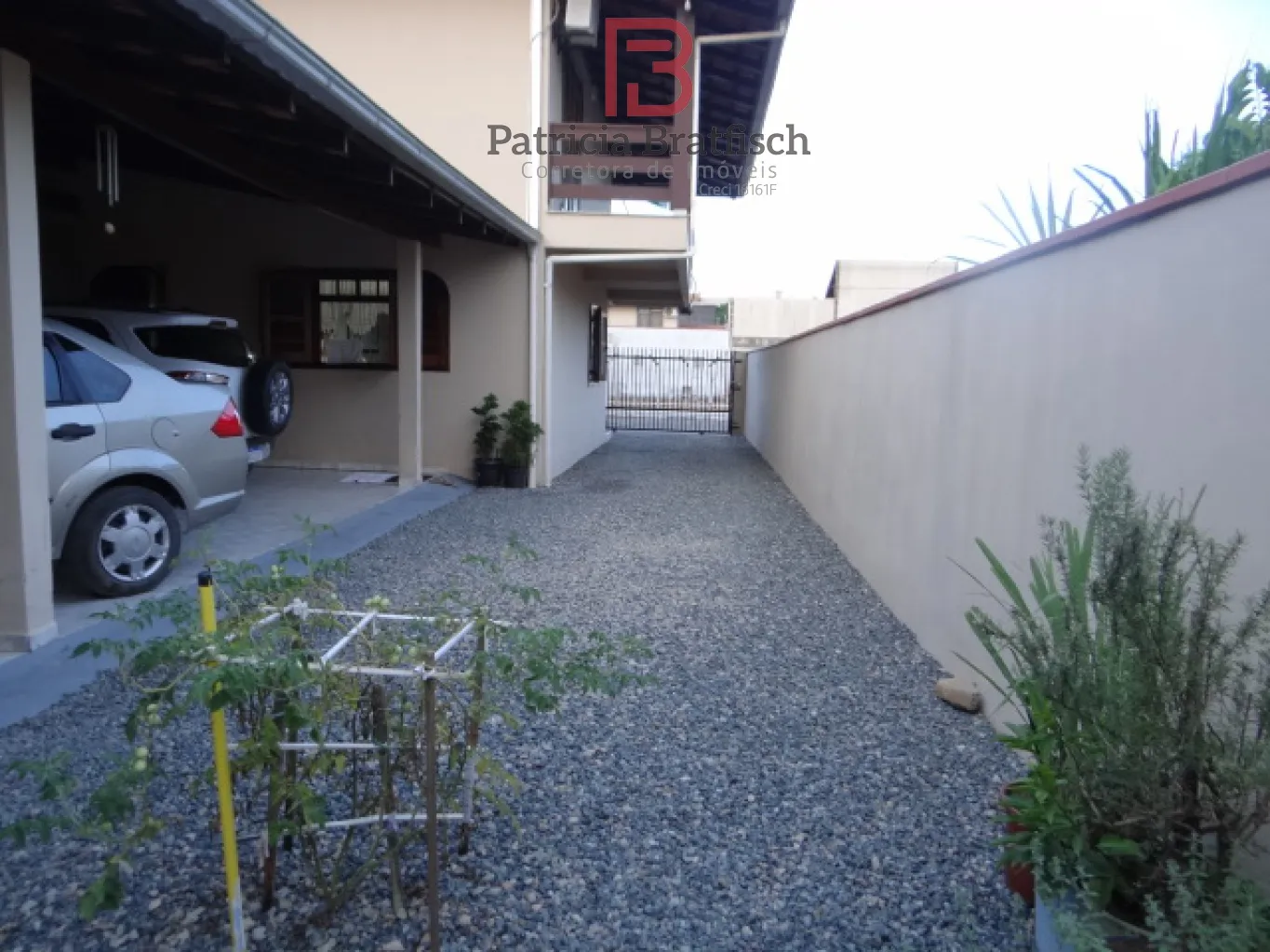 Casa com 04 dormitórios, área de festas e duas vagas de garagem. Amplos cômodos. — foto 6
