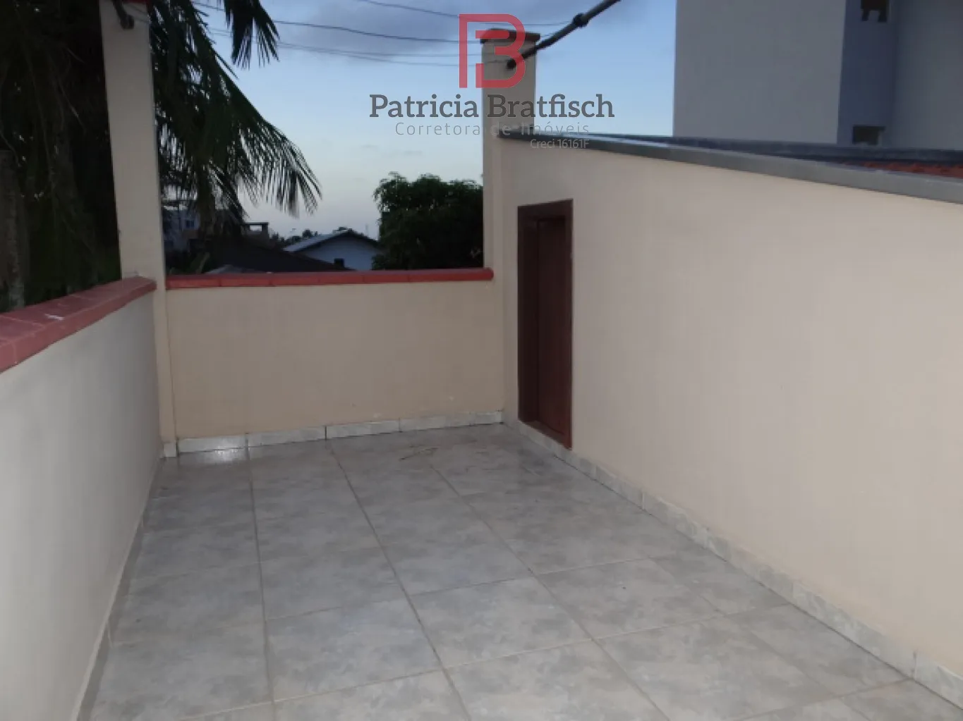 Casa com 04 dormitórios, área de festas e duas vagas de garagem. Amplos cômodos. — foto 7