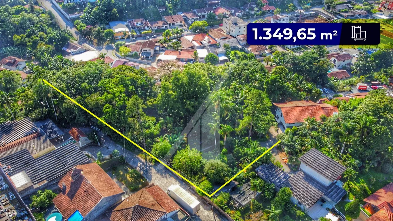 Amplo terreno no bairro Salto divisa com Escola Agrícola, localizado em rua sem saída, com excelente localização, o terreno tem 1349,65 m.com duas frentes. — foto 2