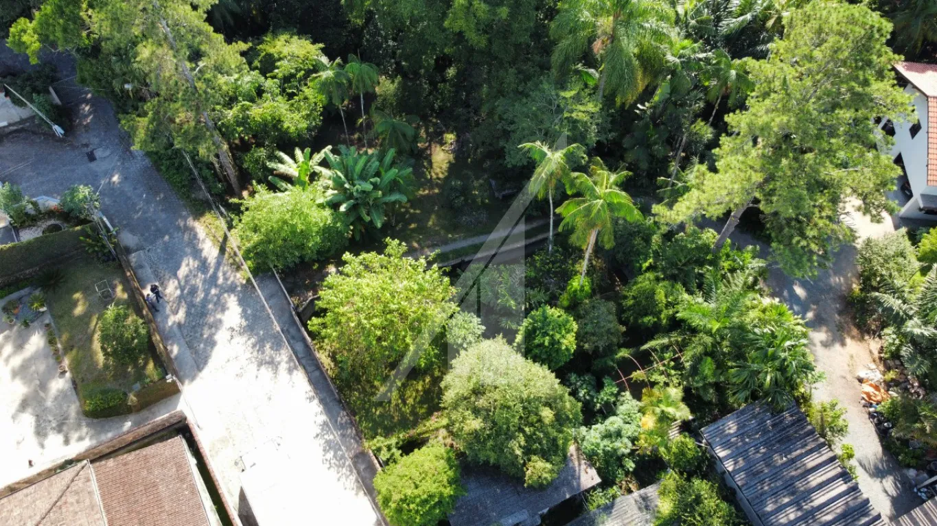 Amplo terreno no bairro Salto divisa com Escola Agrícola, localizado em rua sem saída, com excelente localização, o terreno tem 1349,65 m.com duas frentes. — foto 3