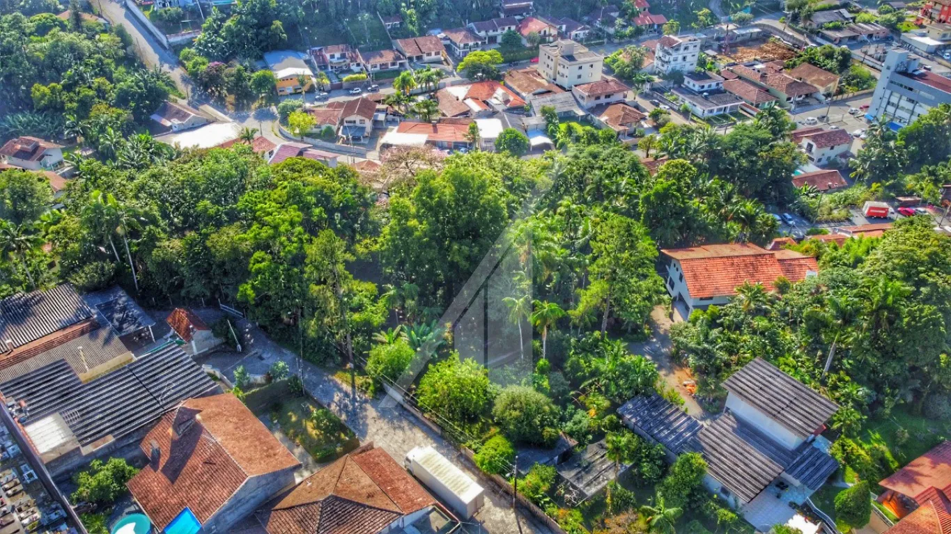 Amplo terreno no bairro Salto divisa com Escola Agrícola, localizado em rua sem saída, com excelente localização, o terreno tem 1349,65 m.com duas frentes. — foto 4