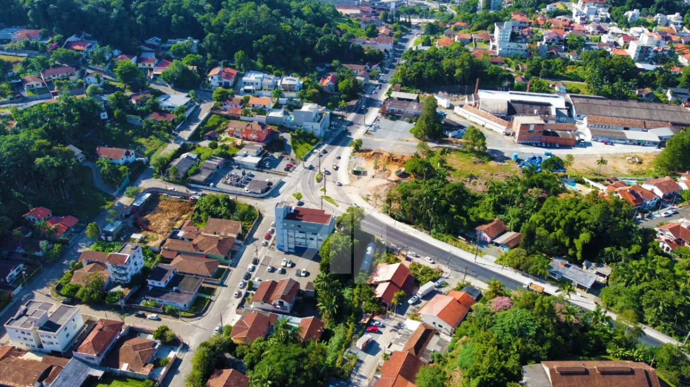 Amplo terreno no bairro Salto divisa com Escola Agrícola, localizado em rua sem saída, com excelente localização, o terreno tem 1349,65 m.com duas frentes. — foto 5
