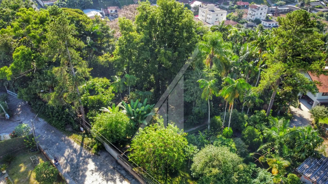 Amplo terreno no bairro Salto divisa com Escola Agrícola, localizado em rua sem saída, com excelente localização, o terreno tem 1349,65 m.com duas frentes. — foto 6