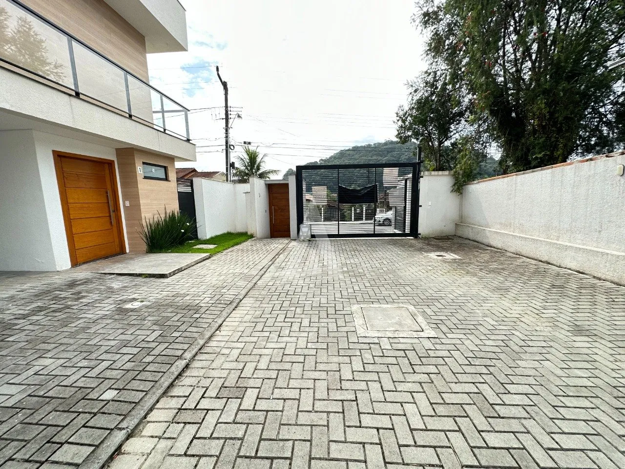 Sobrado em condomínio fechado com 1 suíte mais 2 quartos no bairro Glória em Joinville - SC, por R$ 700.000,00 — foto 2