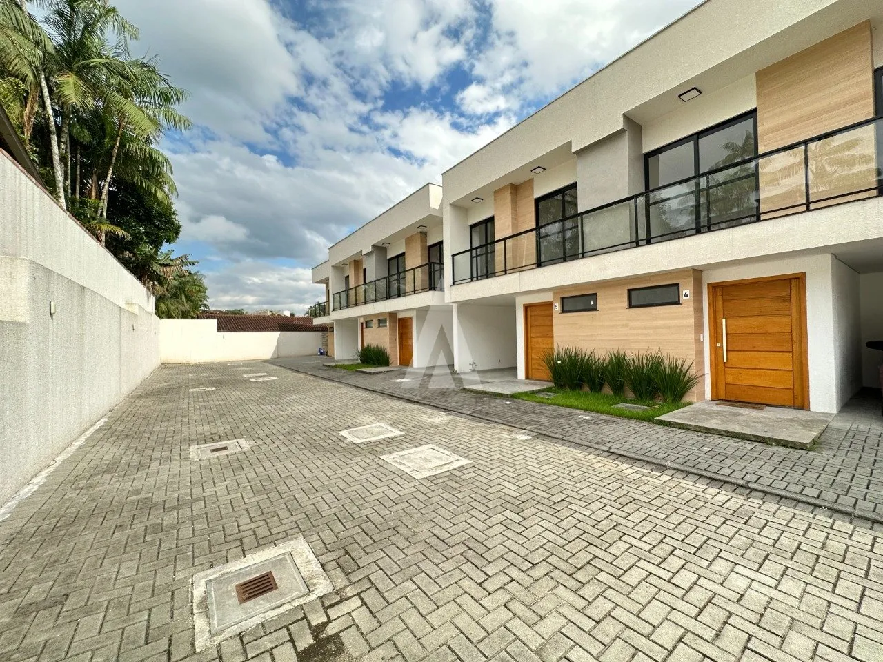 Sobrado em condomínio fechado com 1 suíte mais 2 quartos no bairro Glória em Joinville - SC, por R$ 700.000,00 - foto 1