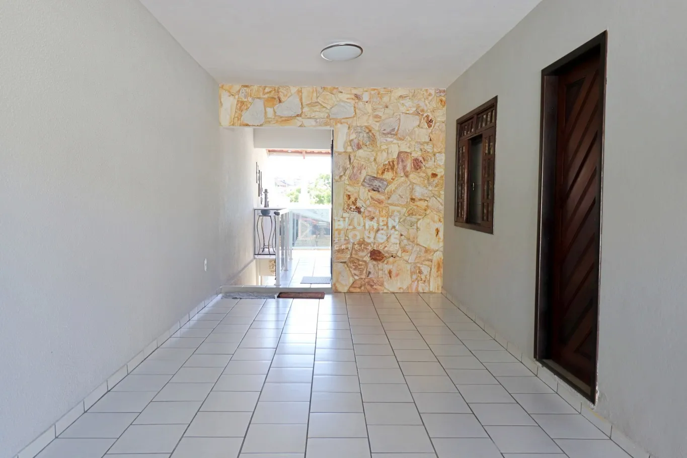 Casa com piscina e semi mobiliada no bairro Fortaleza! — foto 3