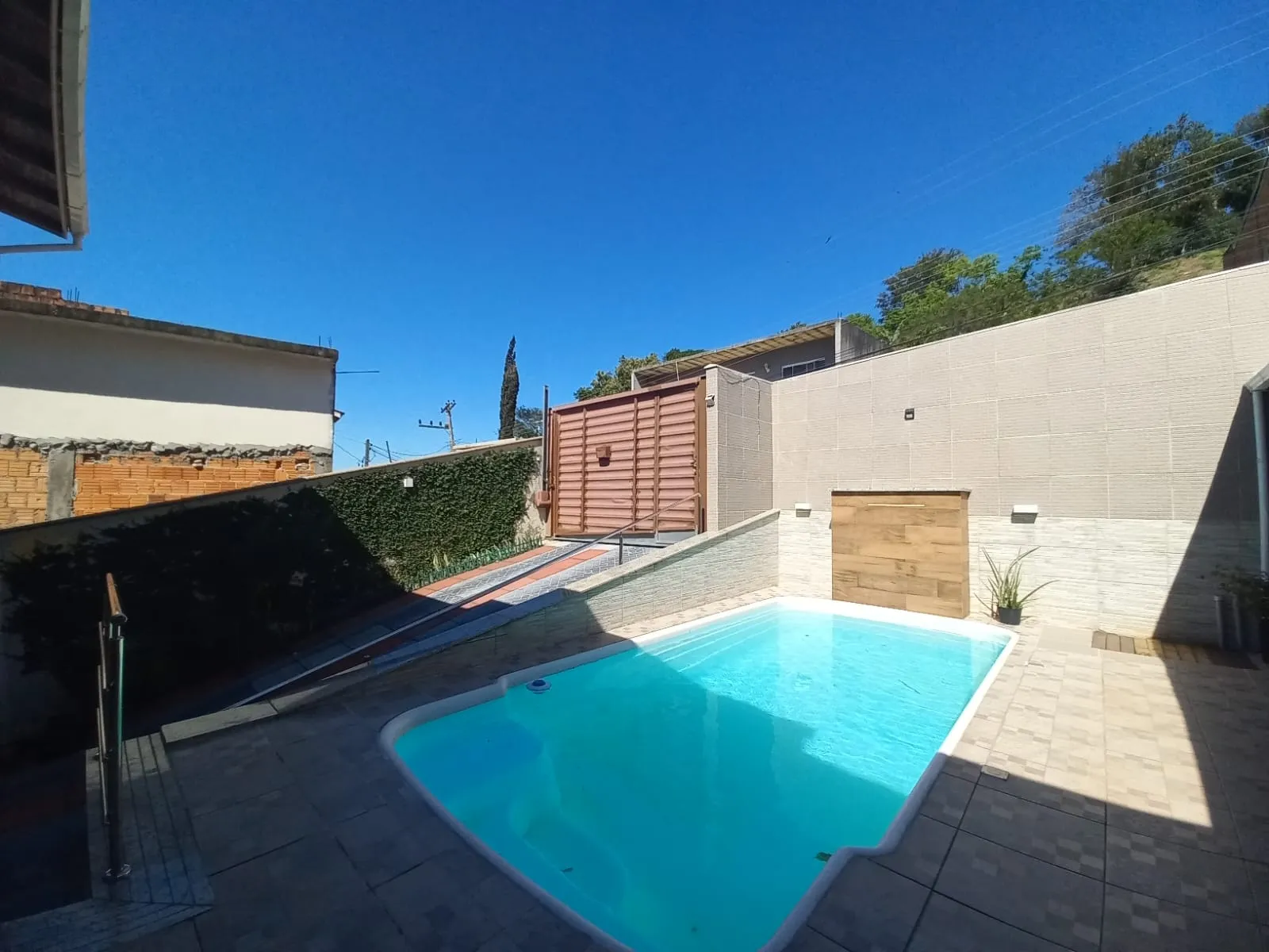 Casa à venda com 4 quartos, sendo 1 suíte, 2 vagas, 220m² na Rua Guilherme Jacob Buch no Jardim Cidade de Florianópolis, São José