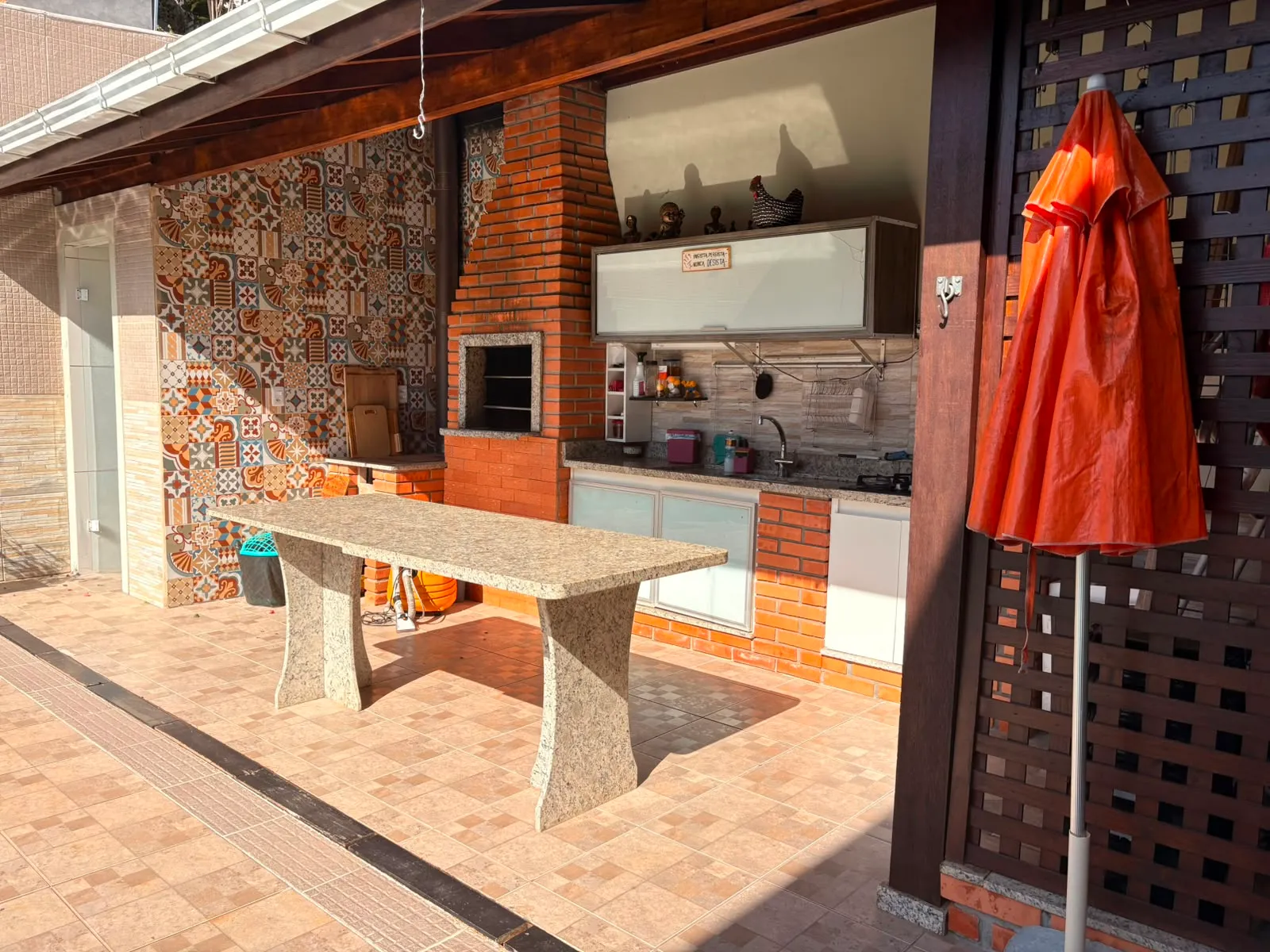 Casa à venda com 4 quartos, sendo 1 suíte, 2 vagas, 220m² na Rua Guilherme Jacob Buch no Jardim Cidade de Florianópolis, São José
