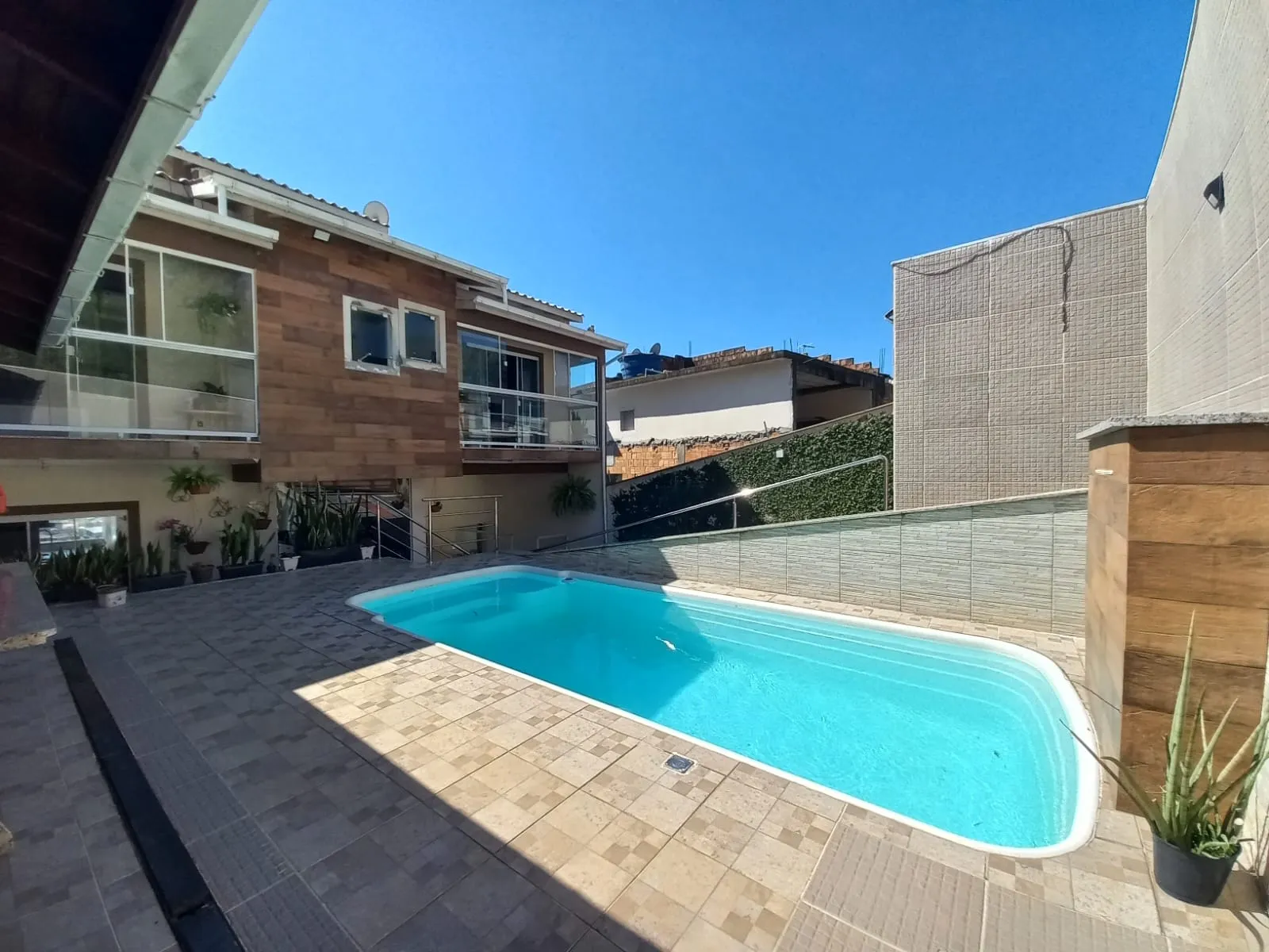 Casa à venda com 4 quartos, sendo 1 suíte, 2 vagas, 220m² na Rua Guilherme Jacob Buch no Jardim Cidade de Florianópolis, São José