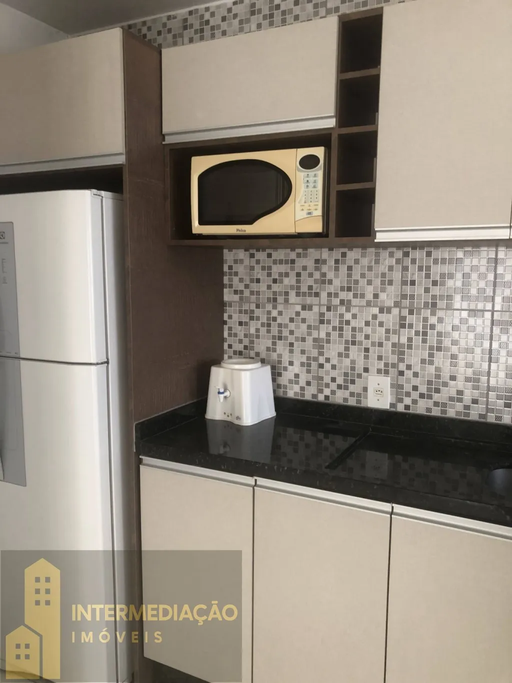 Apartamento com 02 quartos, sacada c/churrasqueira, bwc, cozinha, sala, área de serviço, mobiliado — foto 2