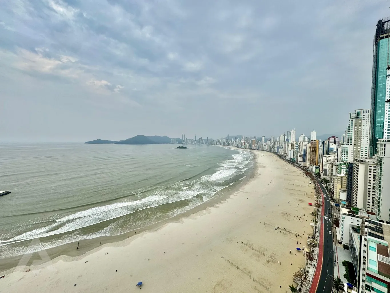 Belíssimo apartamento mobiliado, no Centro de Balneário Camboriú! — foto 4