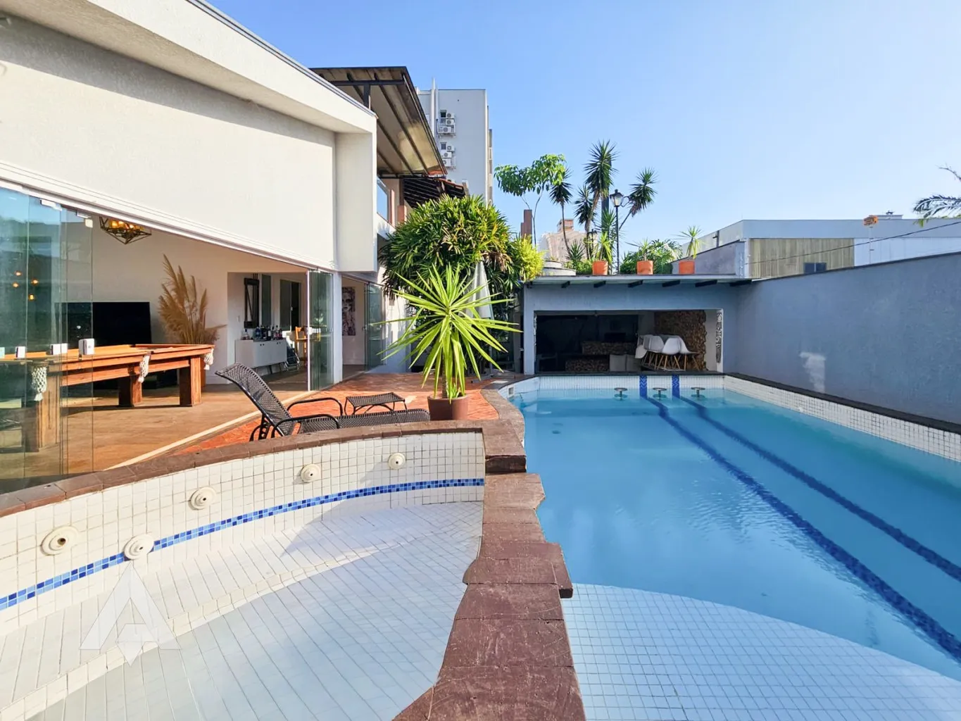Casa 100% mobiliada, com 5 quartos, área de festas, suíte máster e 8 vagas, no bairro Itoupava Norte. — foto 2