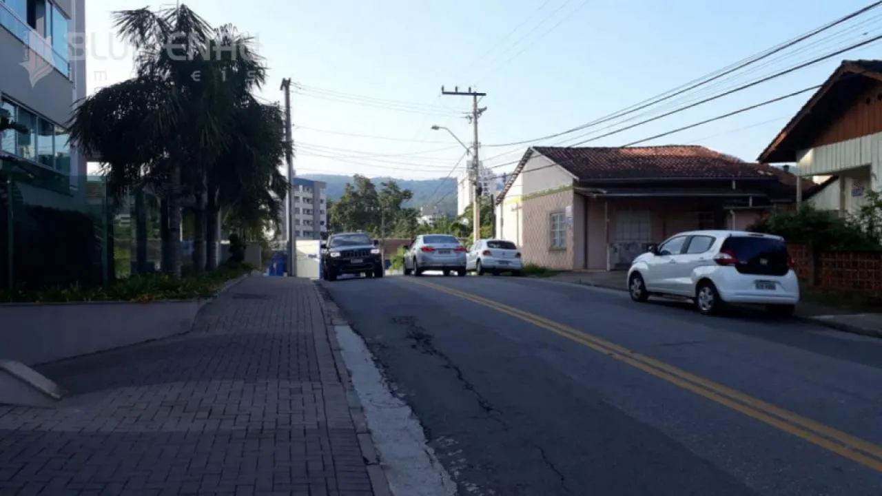 Casa nas imediações da Humberto de Campos . Excelente corredor de serviço. — foto 3