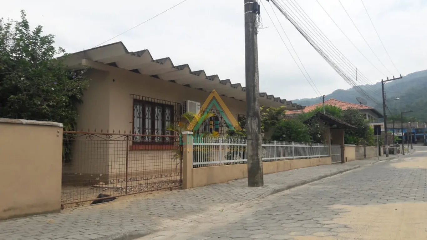 Casa de Alvenaria com 192,86m no Centro de Pomerode, Edificada num Terreno de 516,00m. — foto 2