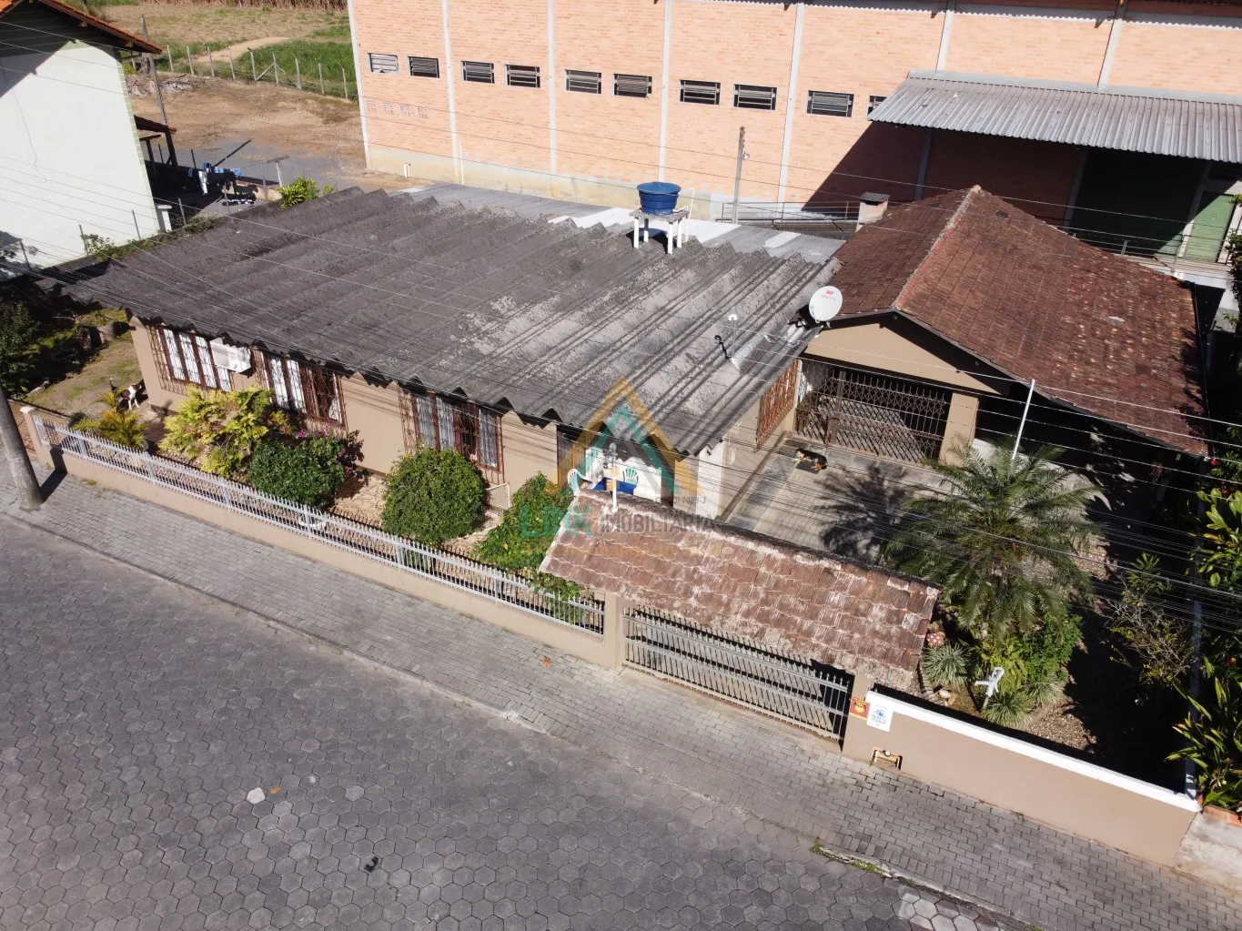 Casa de Alvenaria com 192,86m no Centro de Pomerode, Edificada num Terreno de 516,00m. - foto 1
