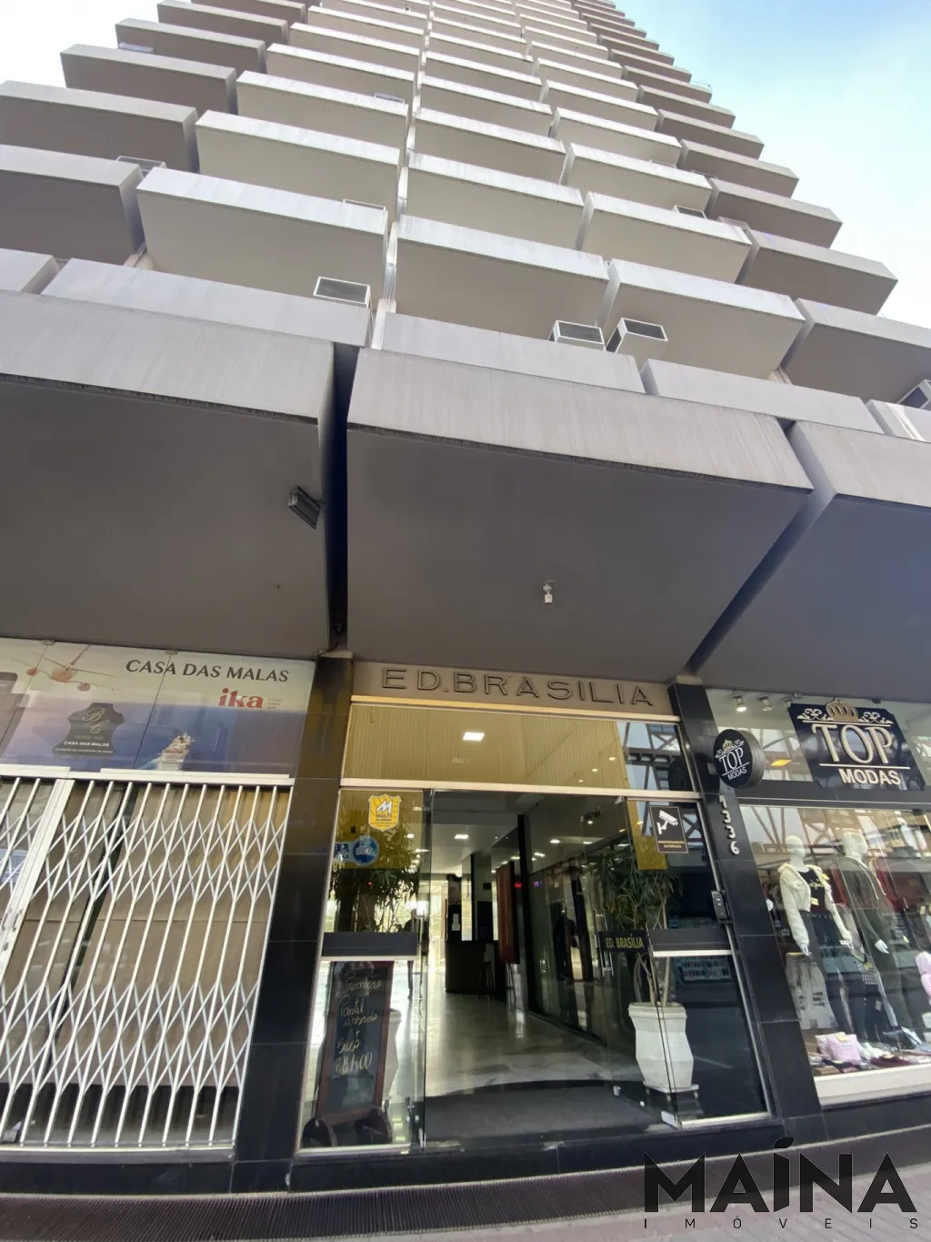 Excelente sala comercial no Centro de Blumenau, próximo ao comércios, em uma rua movimentada com enorme fluxo de pedestres e carros. — foto 7