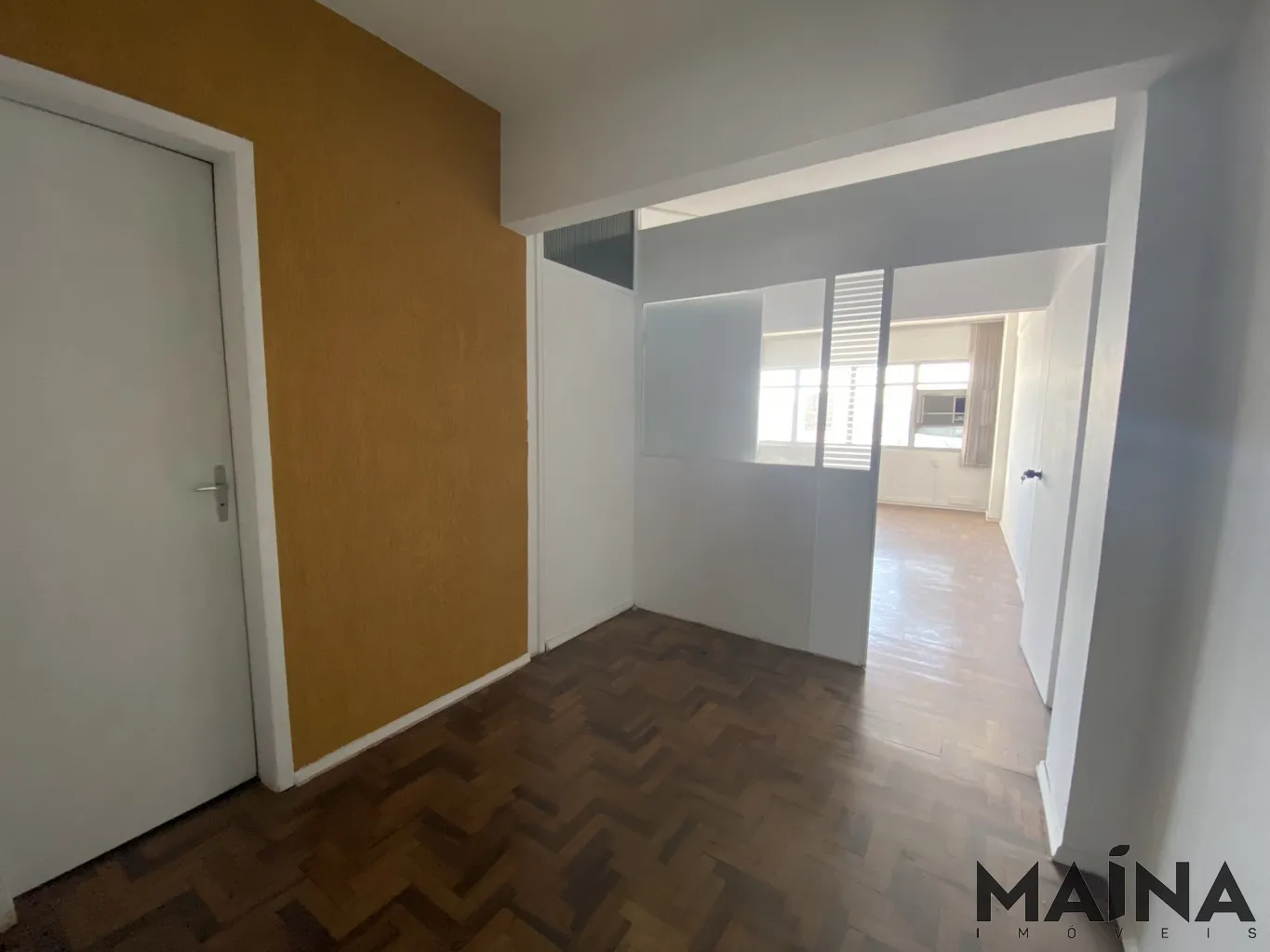 Excelente sala comercial no Centro de Blumenau, próximo ao comércios, em uma rua movimentada com enorme fluxo de pedestres e carros. — foto 2