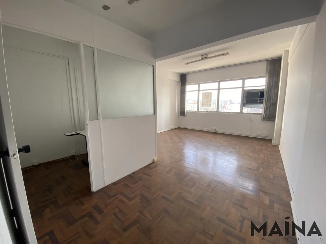 Excelente sala comercial no Centro de Blumenau, próximo ao comércios, em uma rua movimentada com enorme fluxo de pedestres e carros. — foto 3