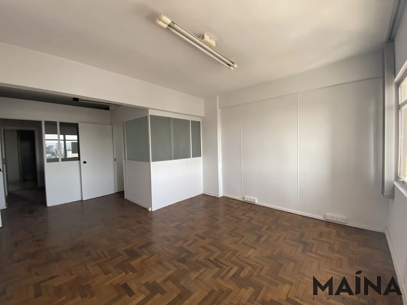 Excelente sala comercial no Centro de Blumenau, próximo ao comércios, em uma rua movimentada com enorme fluxo de pedestres e carros. — foto 4