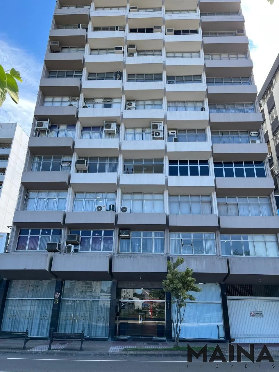 Excelente sala comercial no Centro de Blumenau, próximo ao comércios, em uma rua movimentada com enorme fluxo de pedestres e carros. - foto 1