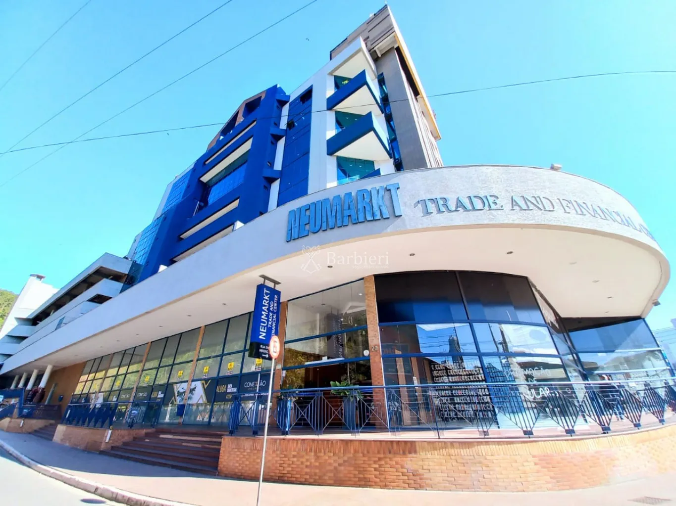 Sala Comercial Térrea no Shopping no bairro Centro em Blumenau/SC - foto 1