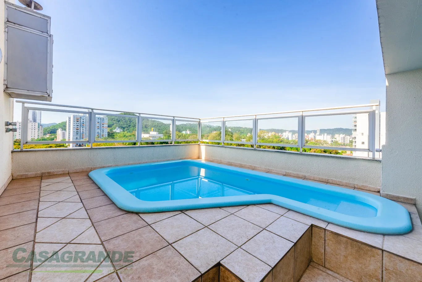EXCELENTE COBERTURA DUPLEX SEMI MOBILIADA no coração da Vila Nova! A poucos metros da rua Antônio da Veiga, parque Ramiro, Vila Germânica, Furb. São 157m2 de área privativa. — foto 2