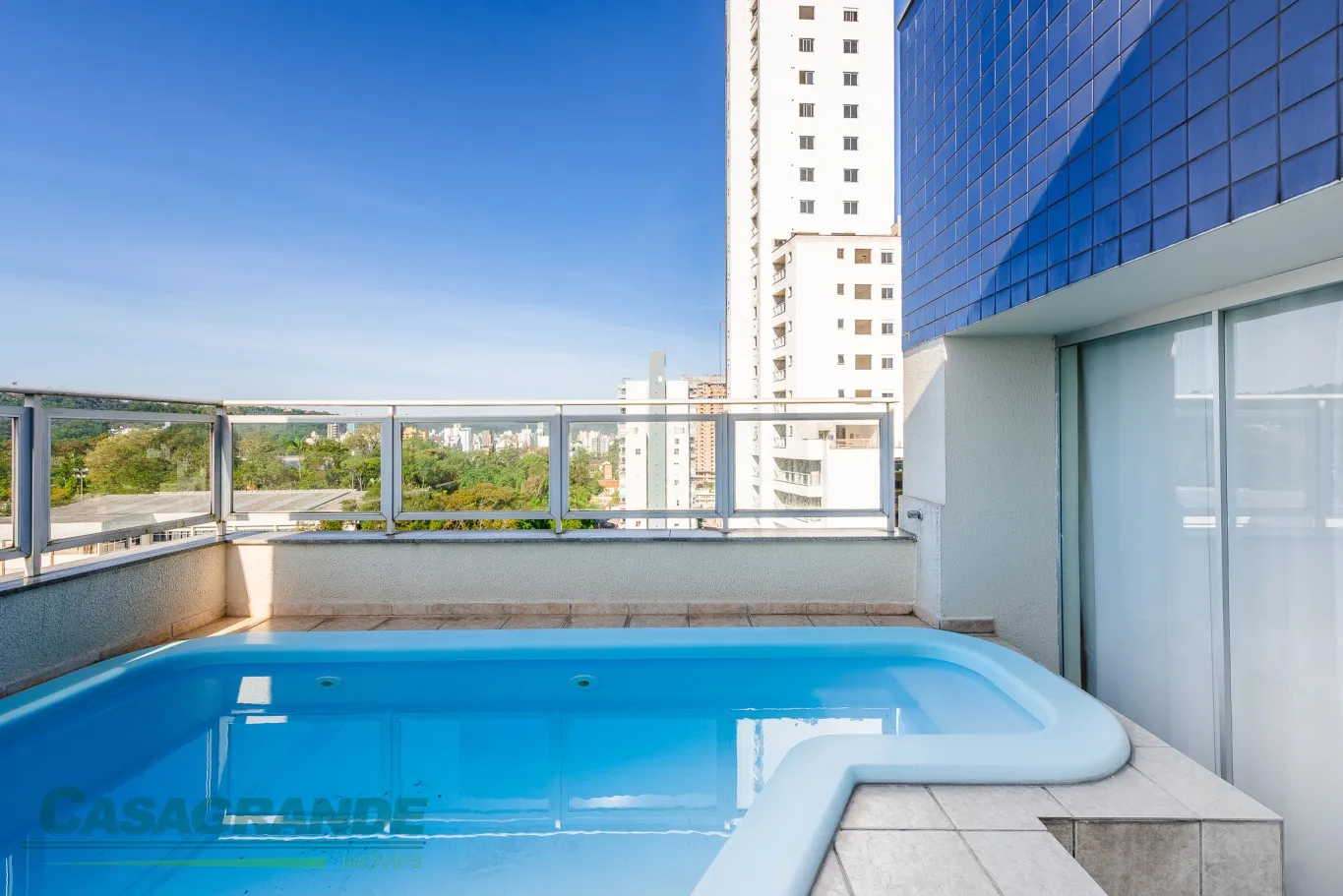 EXCELENTE COBERTURA DUPLEX SEMI MOBILIADA no coração da Vila Nova! A poucos metros da rua Antônio da Veiga, parque Ramiro, Vila Germânica, Furb. São 157m2 de área privativa. — foto 3
