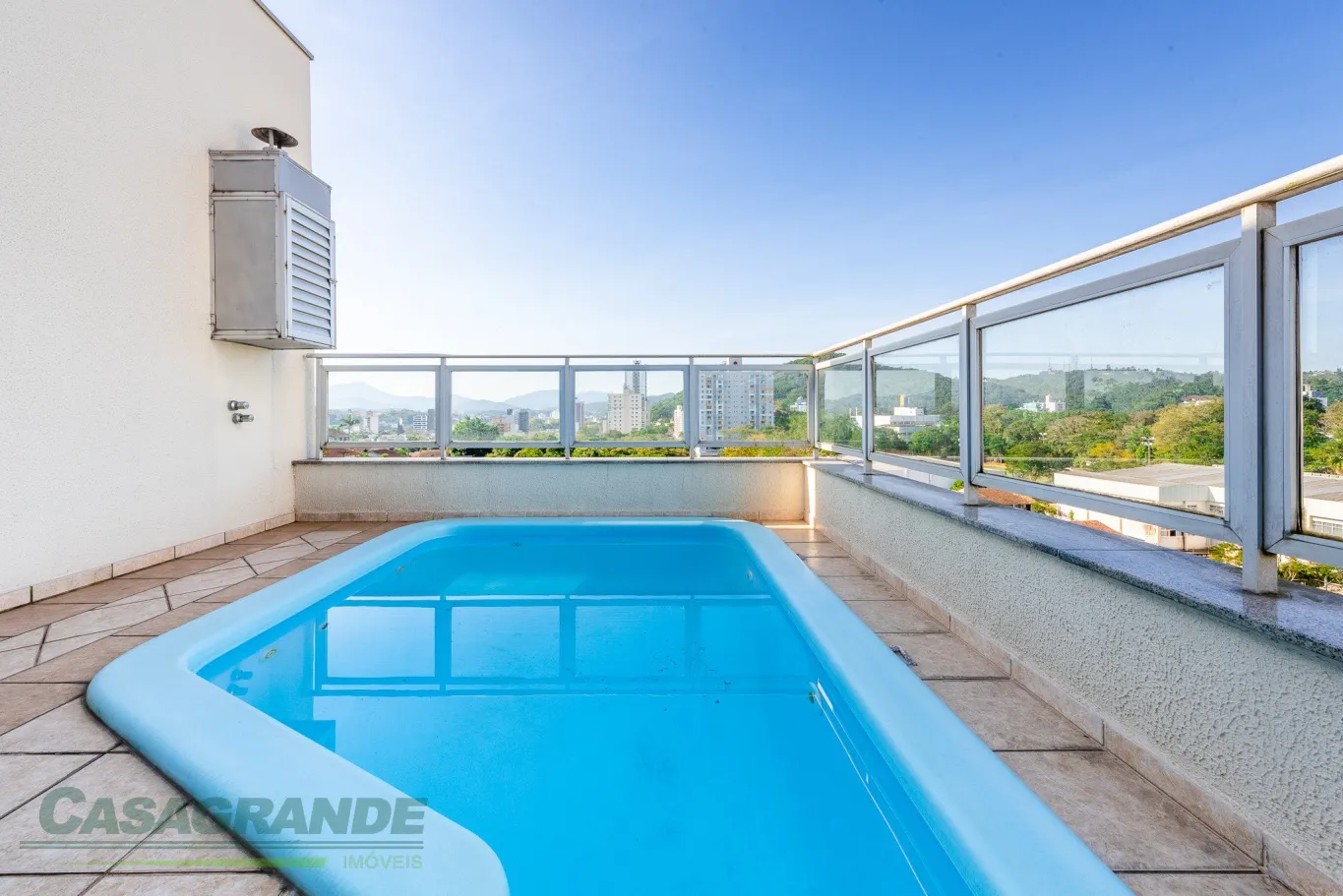 EXCELENTE COBERTURA DUPLEX SEMI MOBILIADA no coração da Vila Nova! A poucos metros da rua Antônio da Veiga, parque Ramiro, Vila Germânica, Furb. São 157m2 de área privativa. — foto 4
