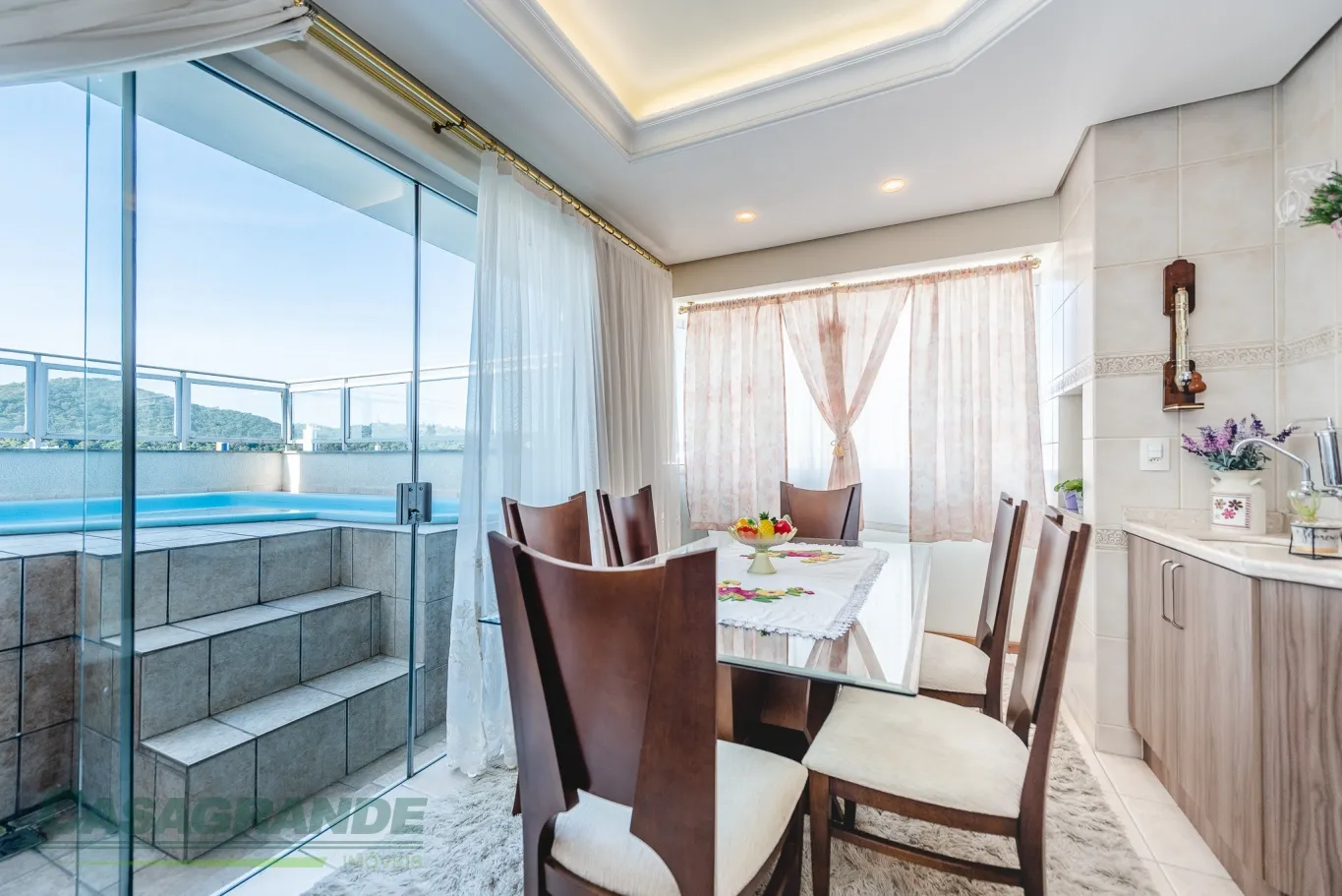 EXCELENTE COBERTURA DUPLEX SEMI MOBILIADA no coração da Vila Nova! A poucos metros da rua Antônio da Veiga, parque Ramiro, Vila Germânica, Furb. São 157m2 de área privativa. — foto 5