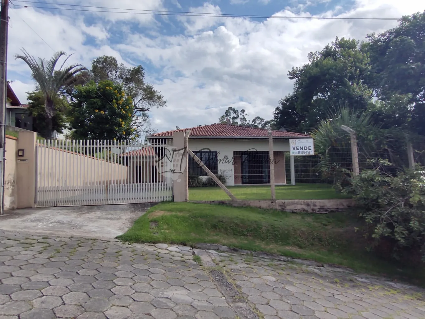 Casa em local tranquilo com amplo espaço de terreno. - foto 1