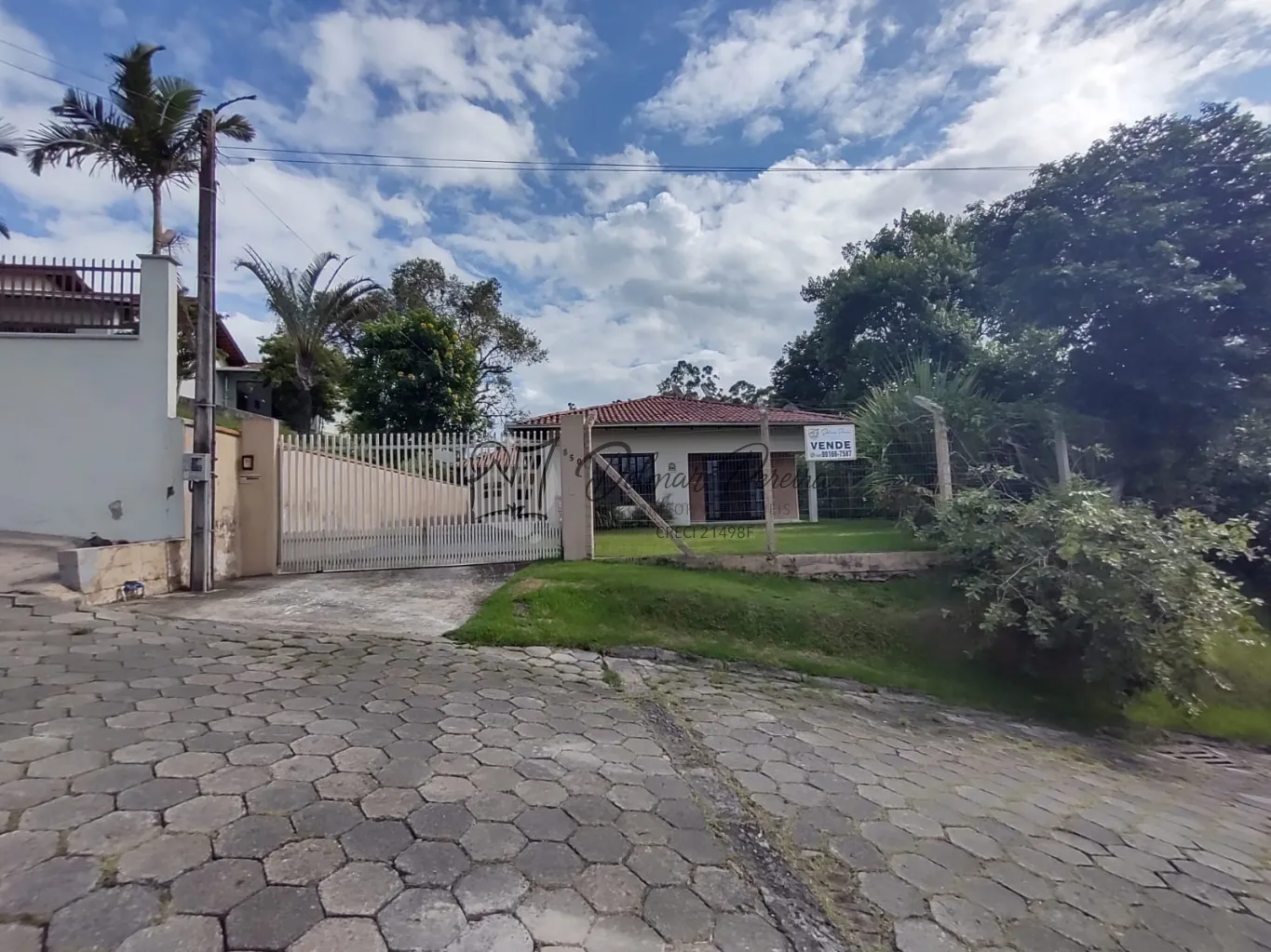 Casa em local tranquilo com amplo espaço de terreno. — foto 2
