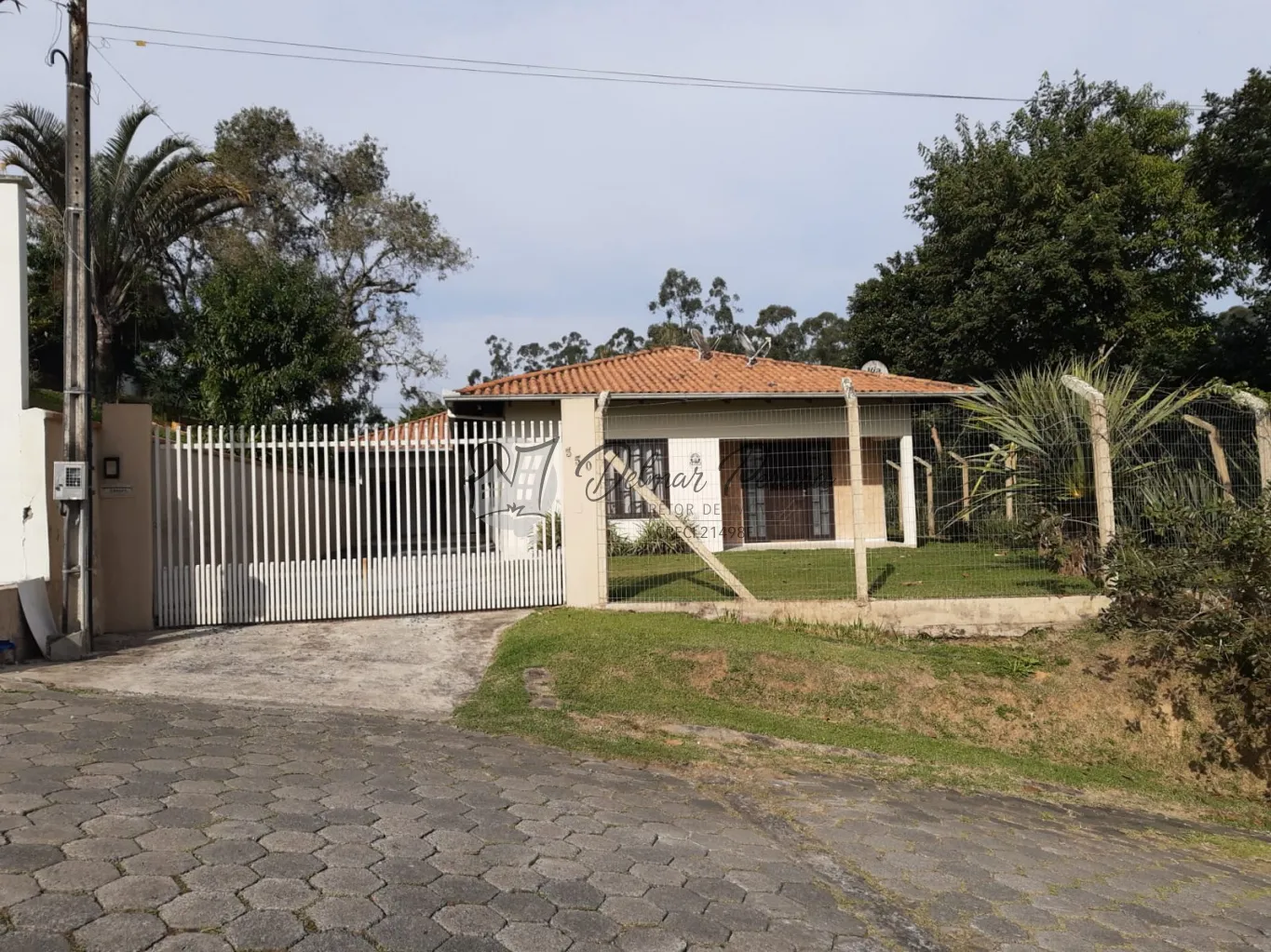 Casa em local tranquilo com amplo espaço de terreno. — foto 3