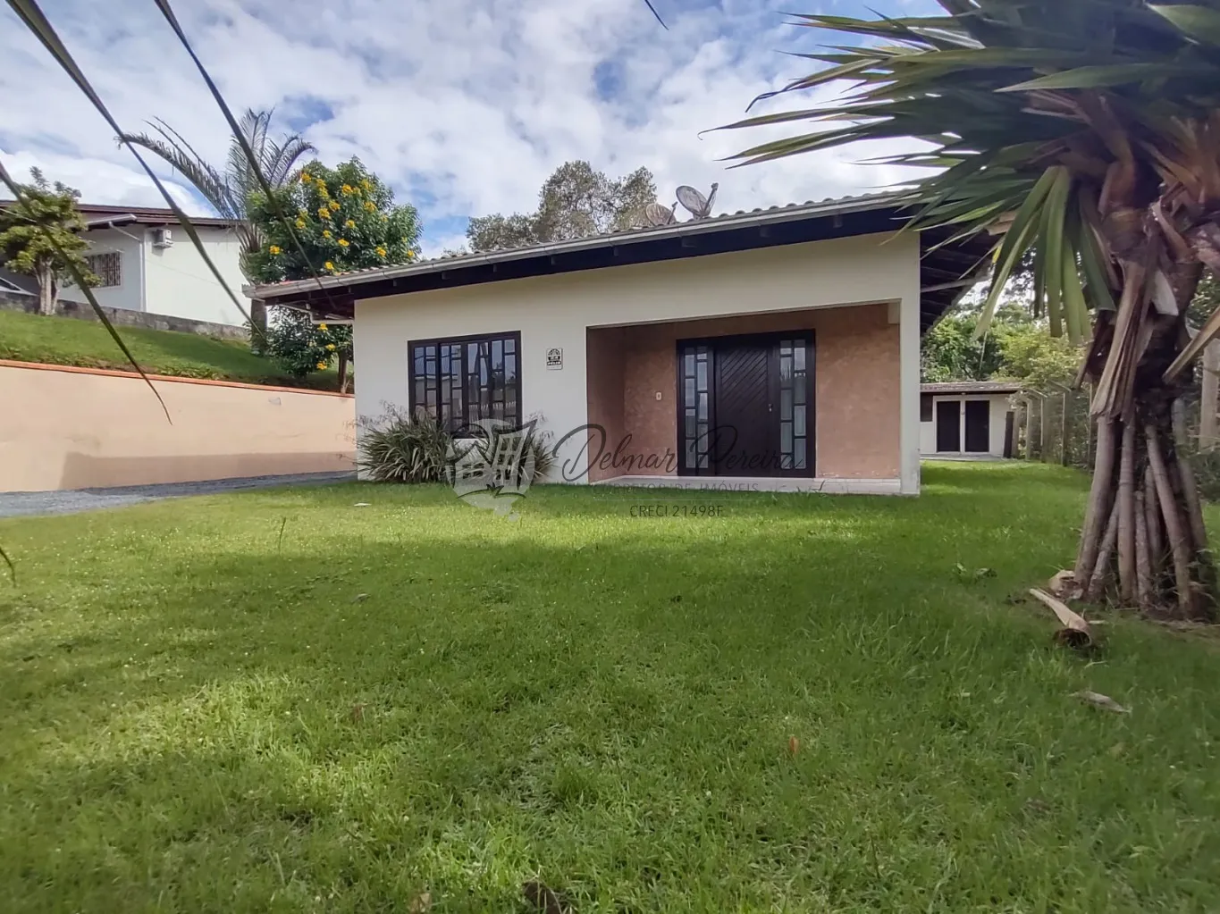 Casa em local tranquilo com amplo espaço de terreno. — foto 4