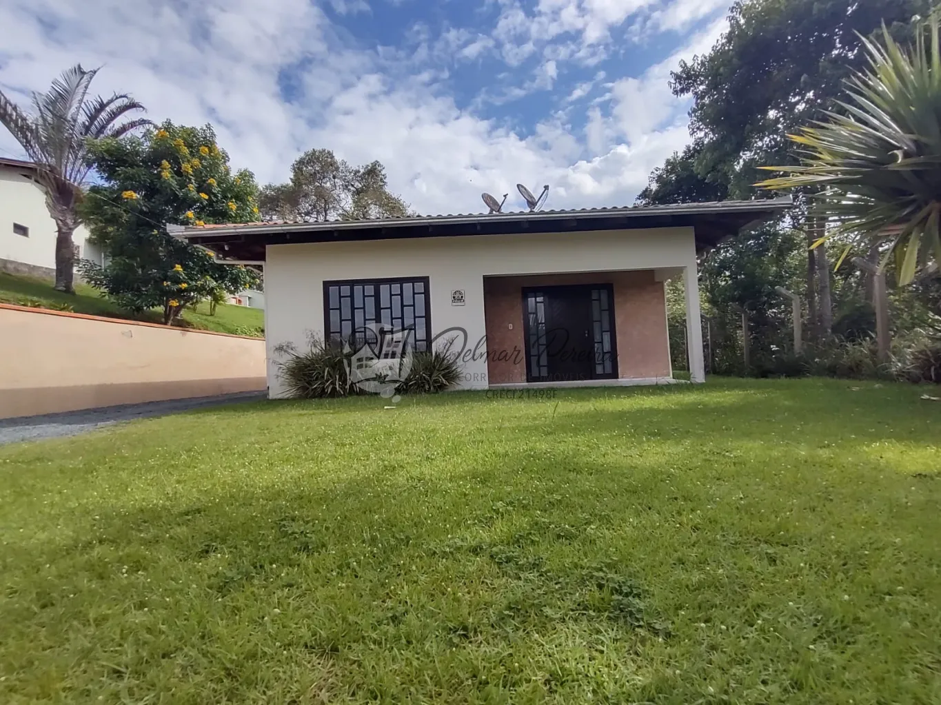 Casa em local tranquilo com amplo espaço de terreno. — foto 5