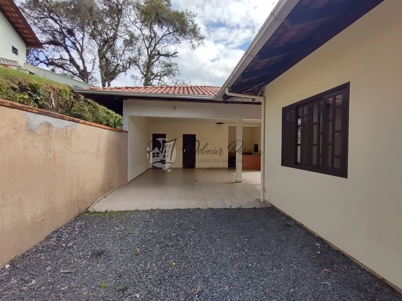 Casa em local tranquilo com amplo espaço de terreno. — foto 6