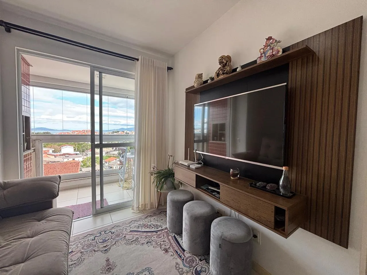 Apartamento à venda com 3 quartos, sendo 1 suíte, 2 vagas, 80m² na Rua José Lino Kretzer no Centro, São José