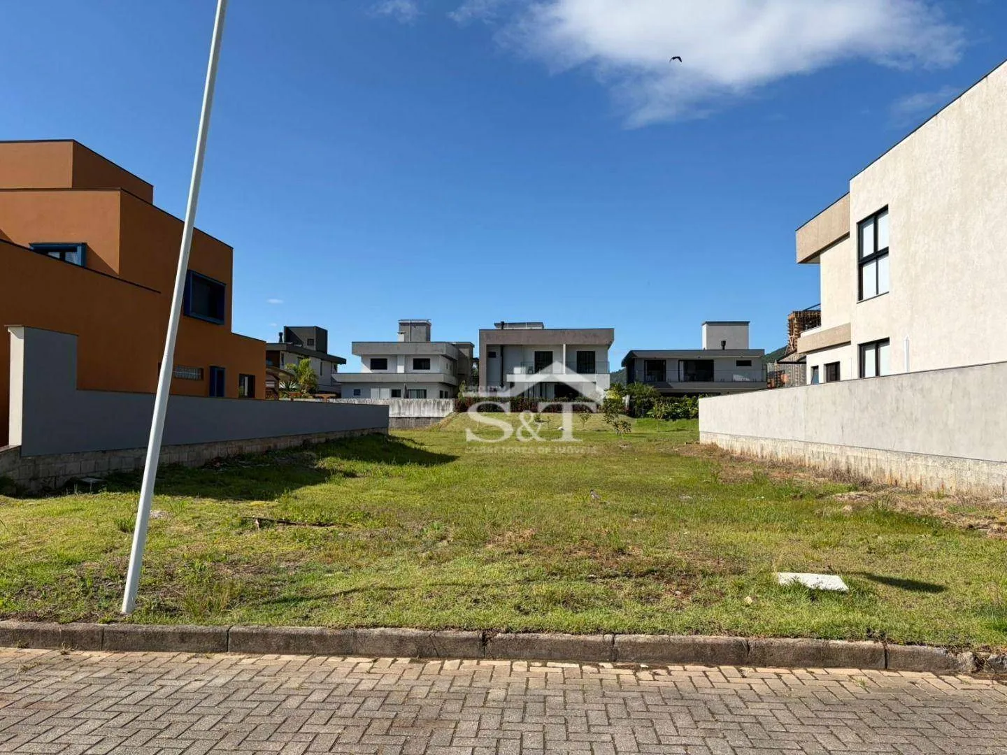 Lindo terreno plano pronto para construir em condomínio fechado e estruturado na Praia Dos Ingleses! — foto 2